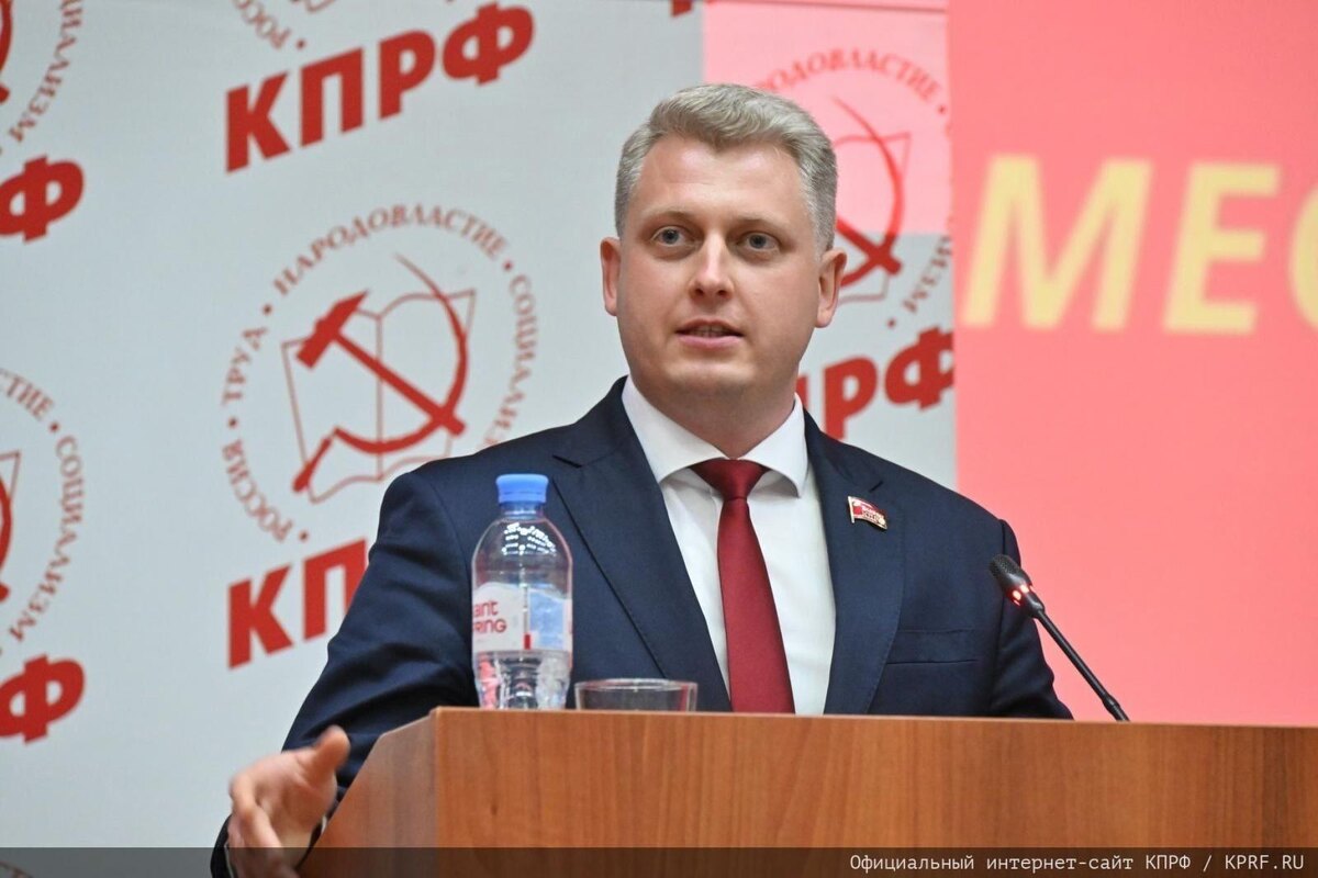 Лидер свердловских коммунистов Александр Ивачёв (на фото) обвинил однопартийца генерал-лейтенанта Тараса Исакова в нарушении клятвы верности коммунистическим идеям. Фото: КПРФ