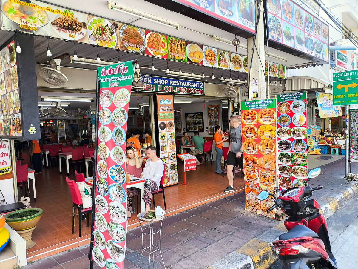 Типичное местное кафе (скорее столовая)