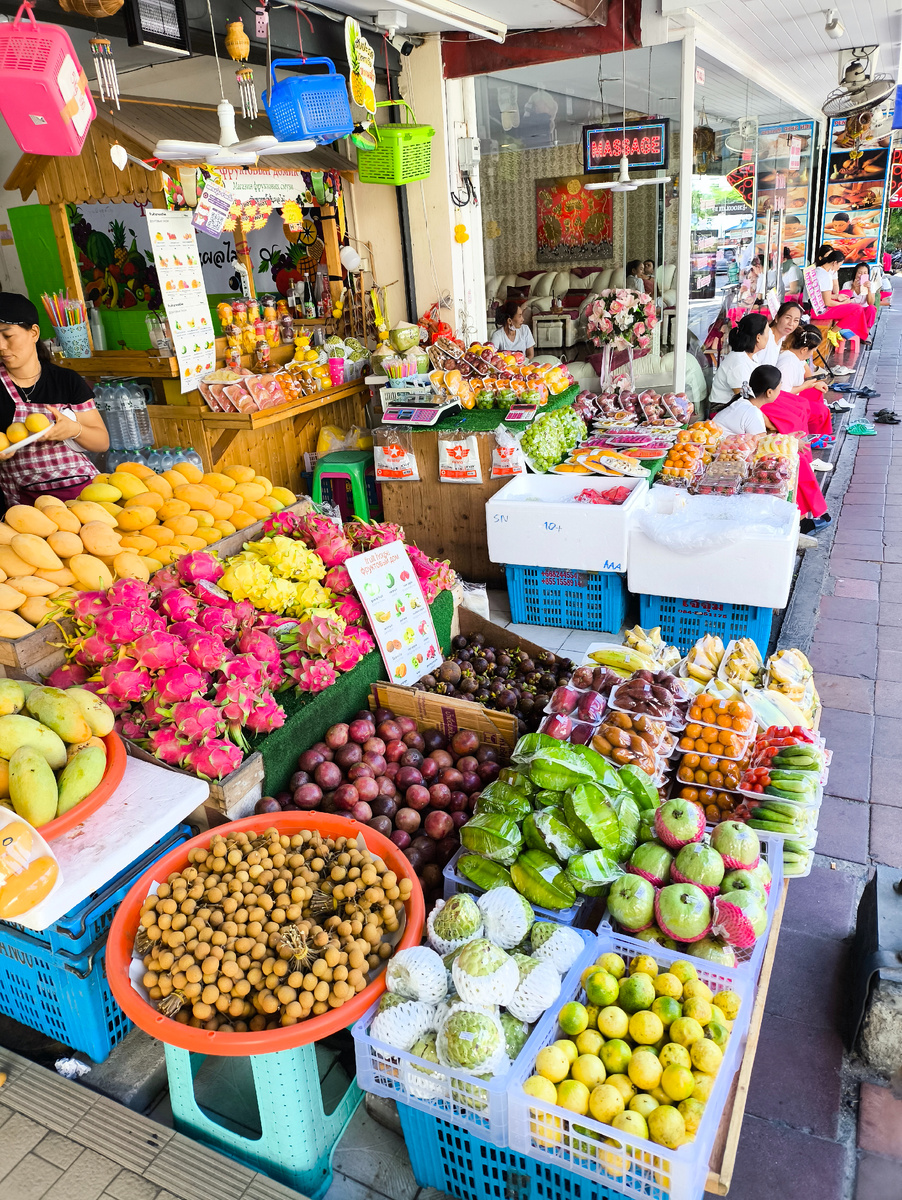 Фруктовая лавка (можно заказать смузи)