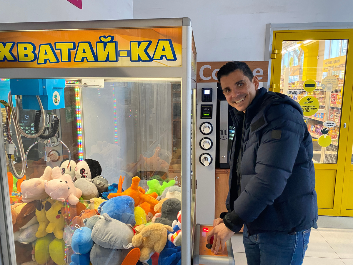 Пытаюсь безрезультатно достать игрушку в автомате