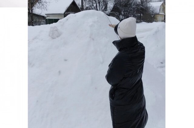    Сугробы на улице Туполева ростом с человека. Фото: АиФ в Твери