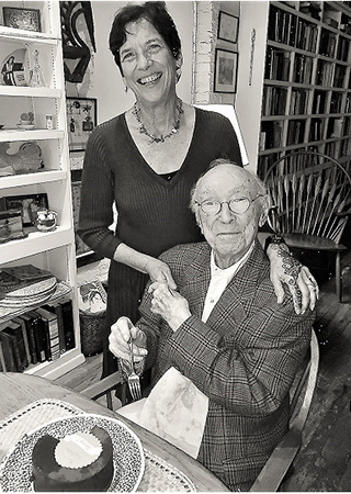 Патрисия Гринфилд и Джером Брунер отмечают его 100-летие в октябре 2016 года в его лофте в Гринвич-Виллидж, Манхэттен.