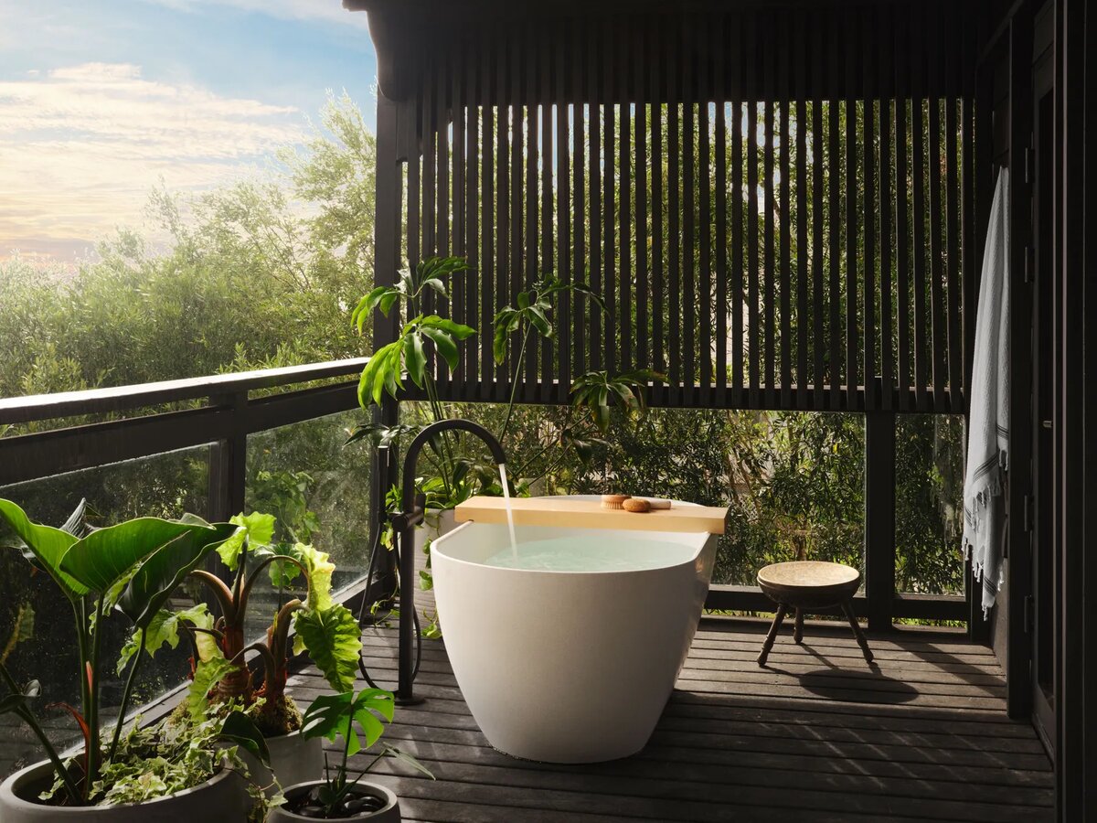 В центре уличной ванны - изготовленная на заказ керамическая ванна, привезенная из Японии