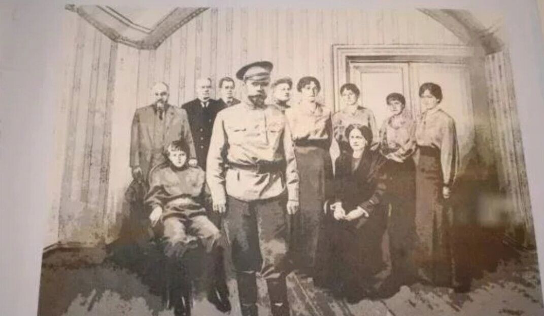 Царская семья и слуги перед расстрелом.