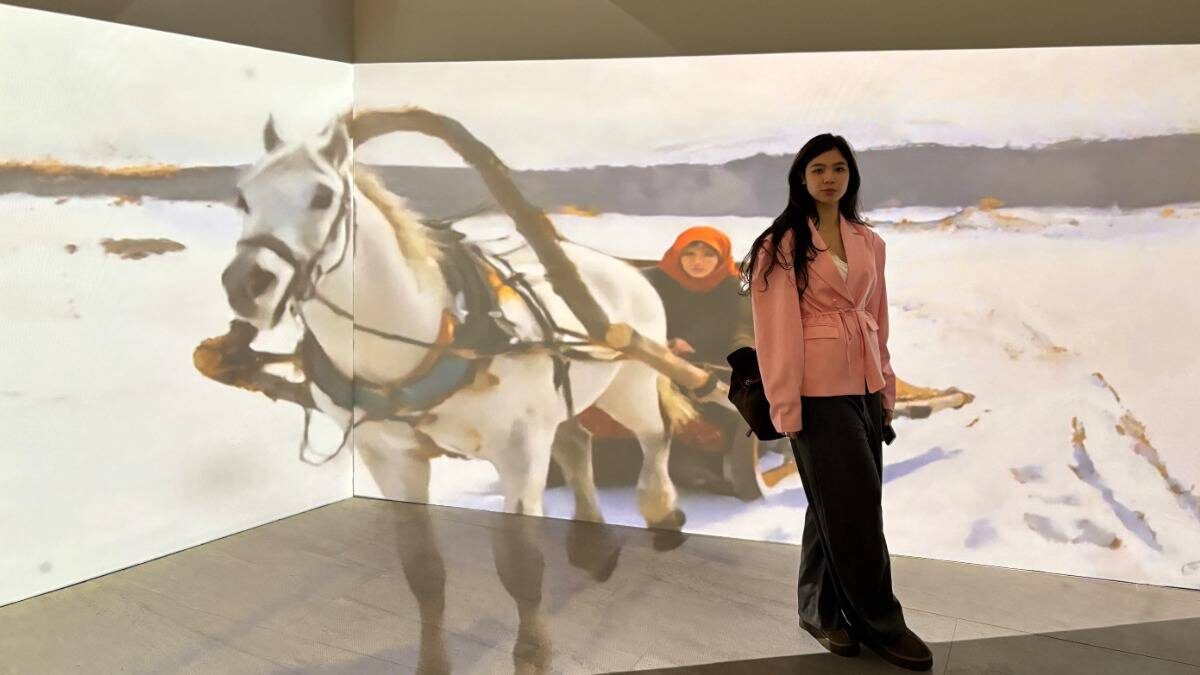    Посетительница выставки «Импрессионизм с русской душой» Амина Тугушева позирует на фоне объемной проекции. Дизайнерское решение привлекло много моделей / Фото: Ксения Кругликова