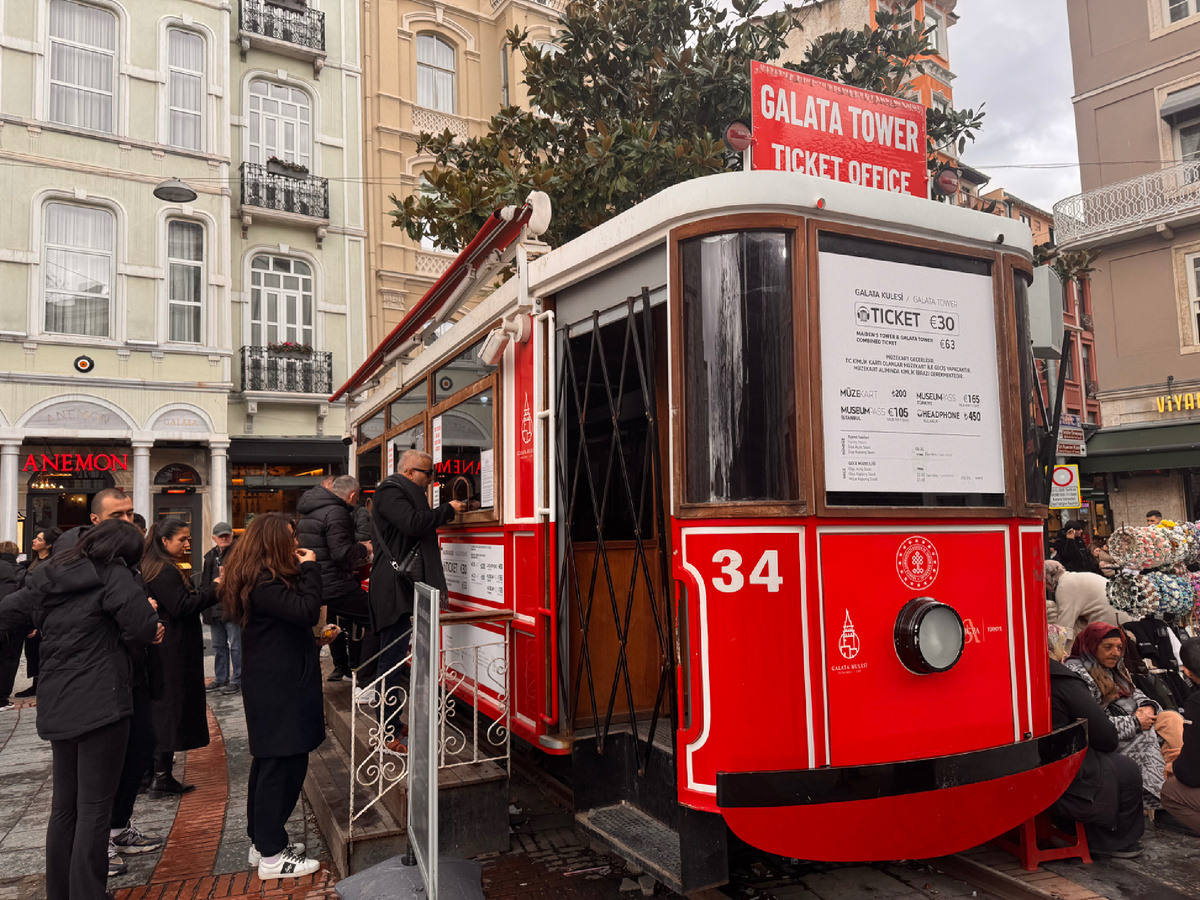 Очередь в кассу за билетом на галатскую башню