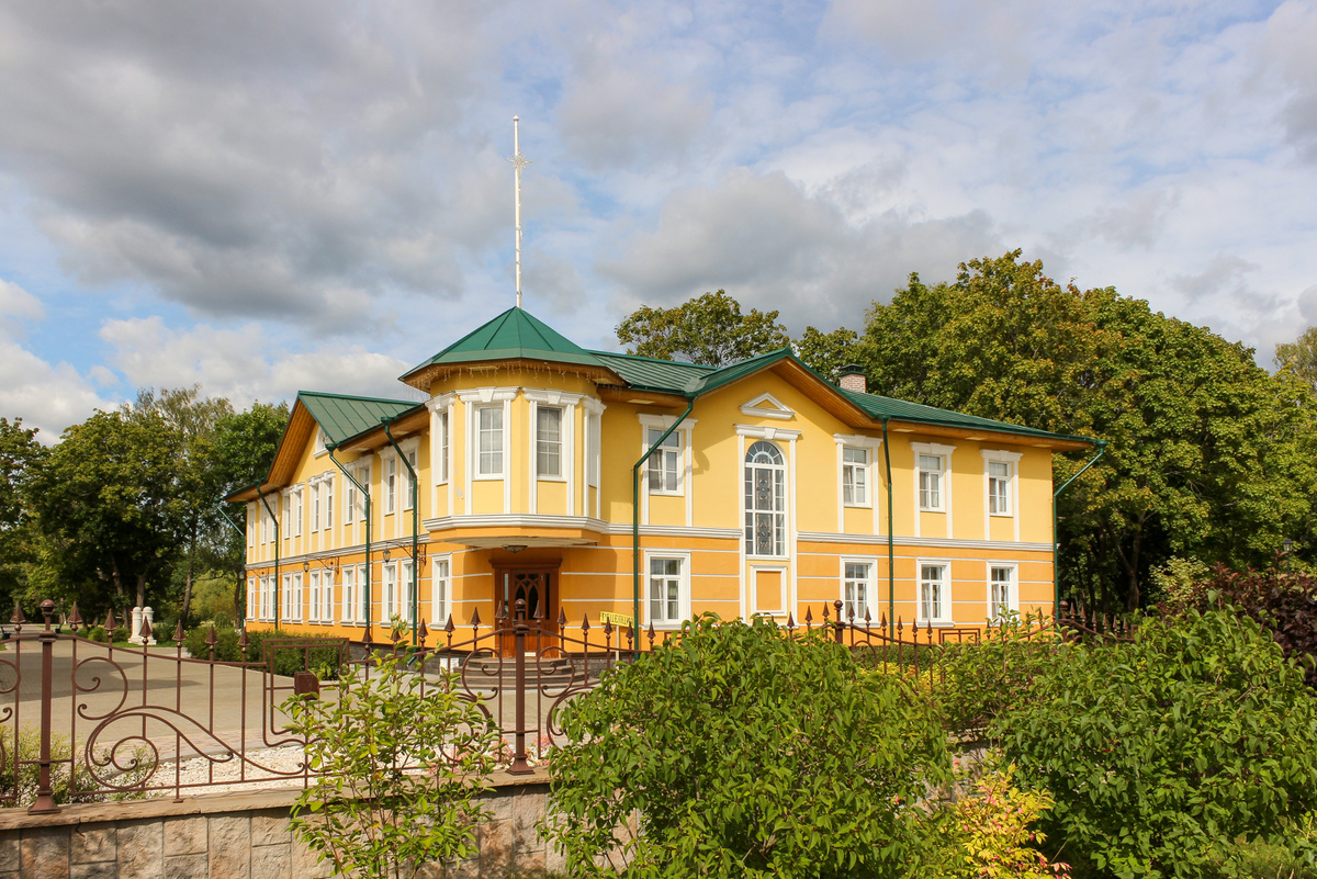Усадьба Леонтьевых в наши дни. Гостевой дом. Все современные фотографии сделаны автором статьи.