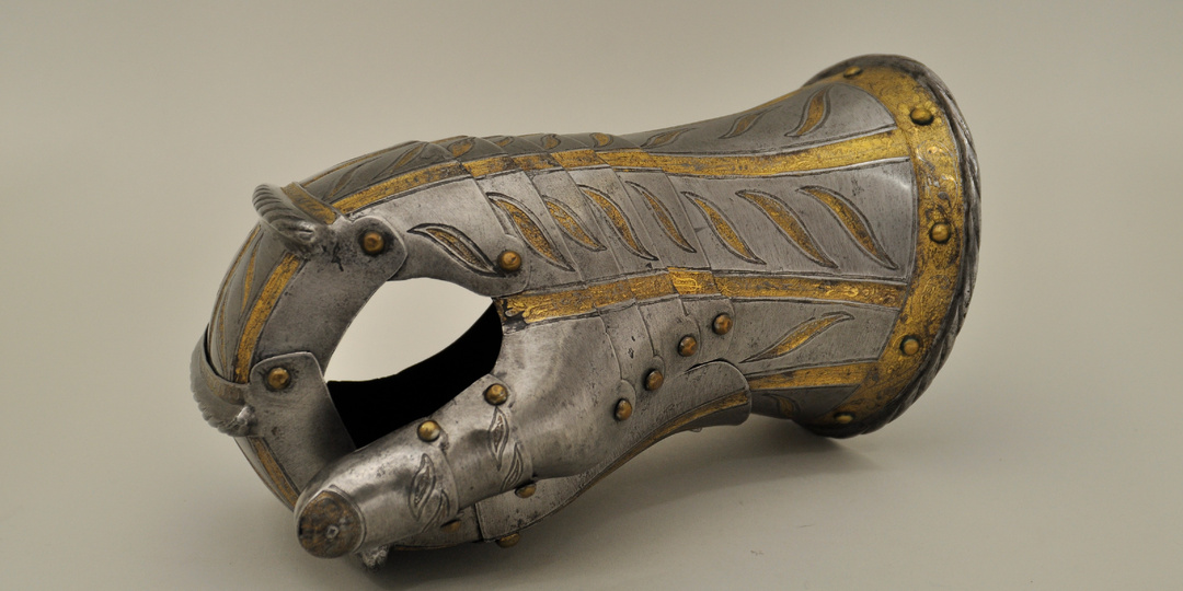 Почему такие перчатки запрещали на рыцарских турнирах