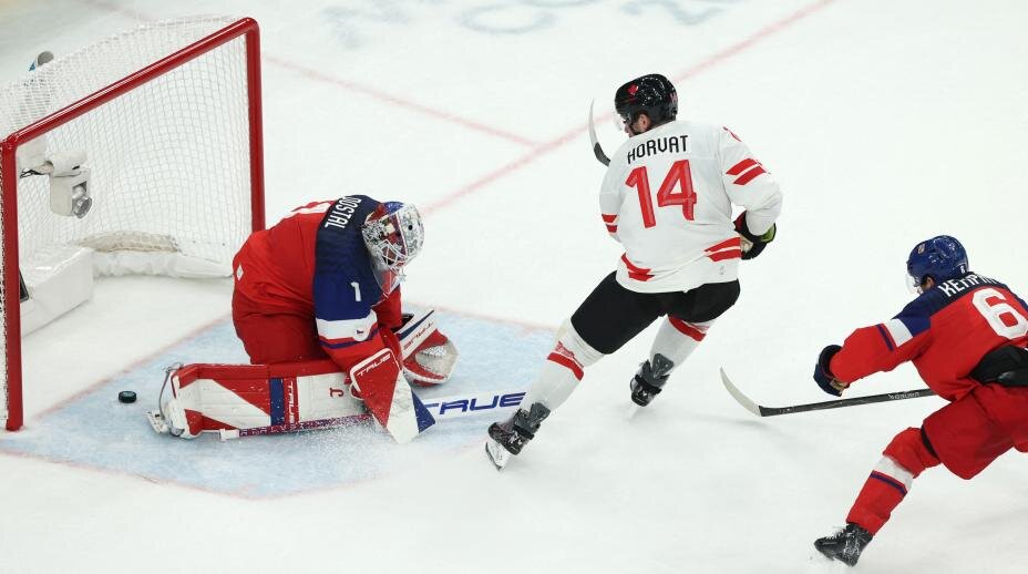    Нападающий сборной Канады Бо Хорват отправляет шайбу в ворота чехов. Фото: Reuters