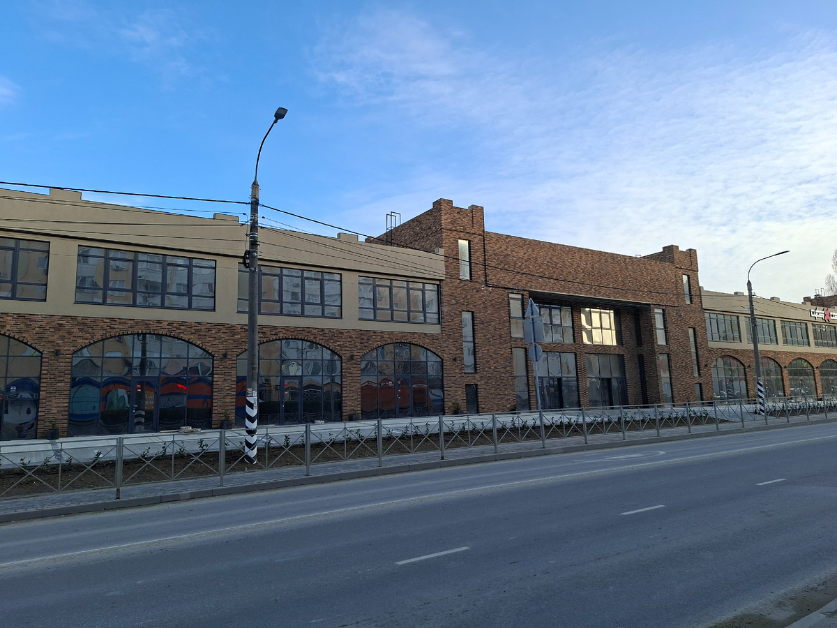 Улица Объездная, редкий момент без машин, новое ещё не заселённое здание, что тут будет - пока не знаем