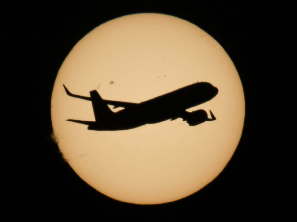    Самолет в небе над Новосибирском© РИА Новости . Александр Кряжев