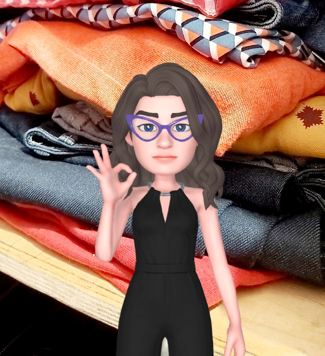 Я и стопка вещей, ожидающих лето.