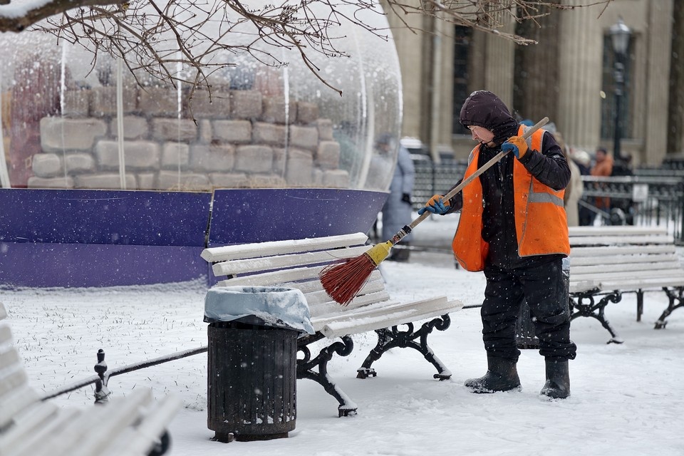    За некачественную уборку улиц зимой стали штрафовать. Алексей БУЛАТОВ