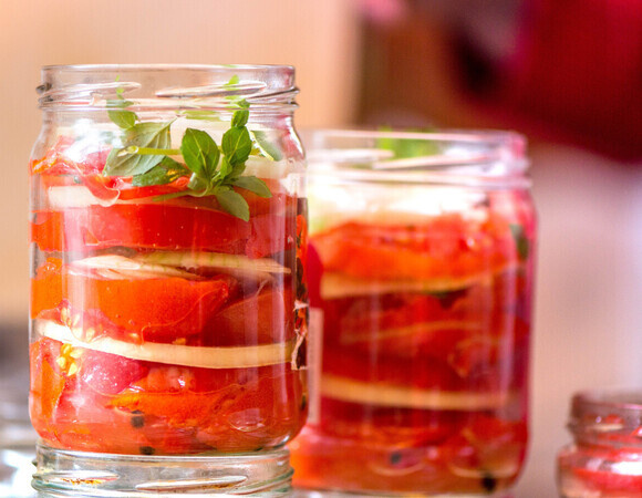 За 10 минут укладываю помидоры слоями с луком и заливаю маринадом — находка к мясу и на хлеб