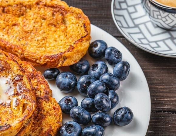 Добавляю это в яйца вместо молока — гренки получаются нежнее омлета и с хрустящей корочкой