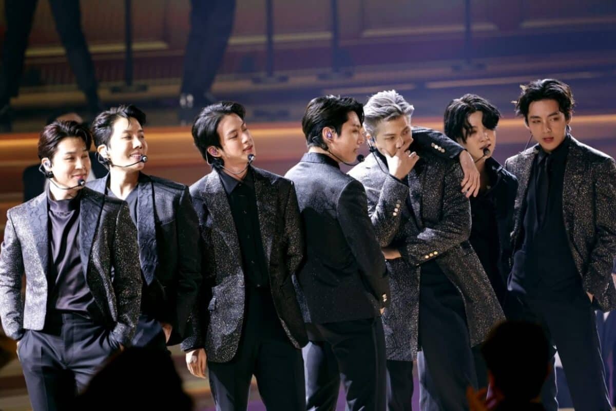    BTS на сцене во время 64-й ежегодной церемонии вручения премии GRAMMY в 2022 году — Фото: Matt Winkelmeyer/Getty Images