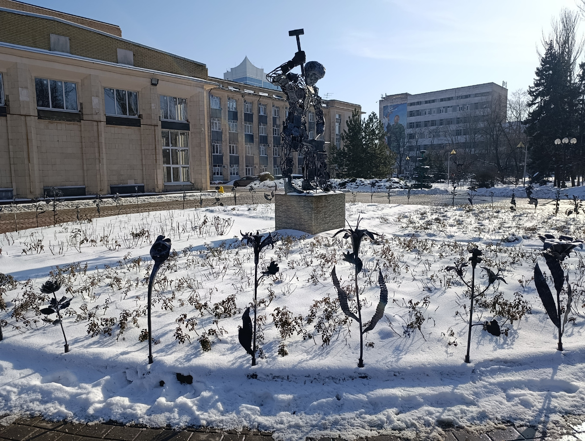 Кузнец, с которого всё начиналось. Вокруг него постепенно "выросли" железные цветы. Многие из них сделаны из гильз и частей снарядов, прилетевших в город