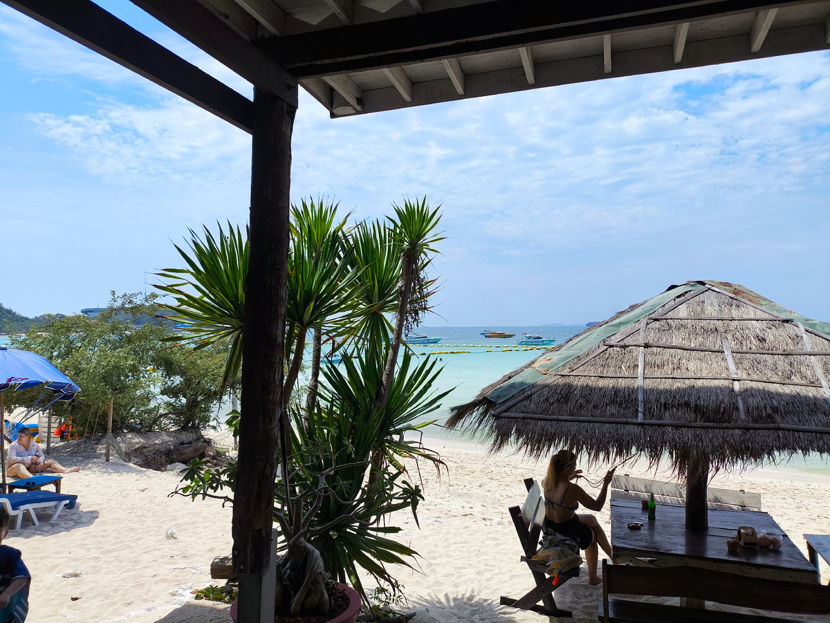Кафе на пляже Тиен острова Ко Лан
