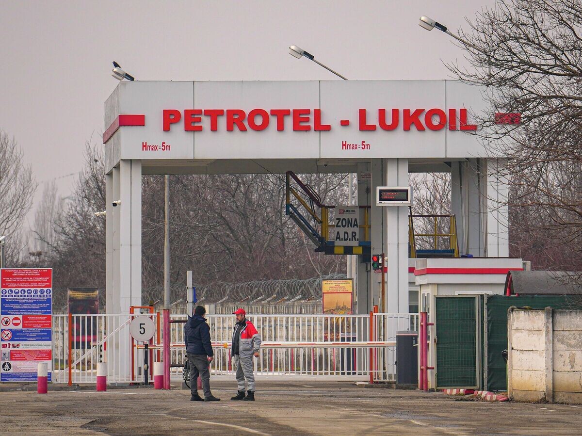    Нефтеперерабатывающий завод "Петротель-Лукойл" под Плоешти, Румыния | © AP Photo / Vadim Ghirda