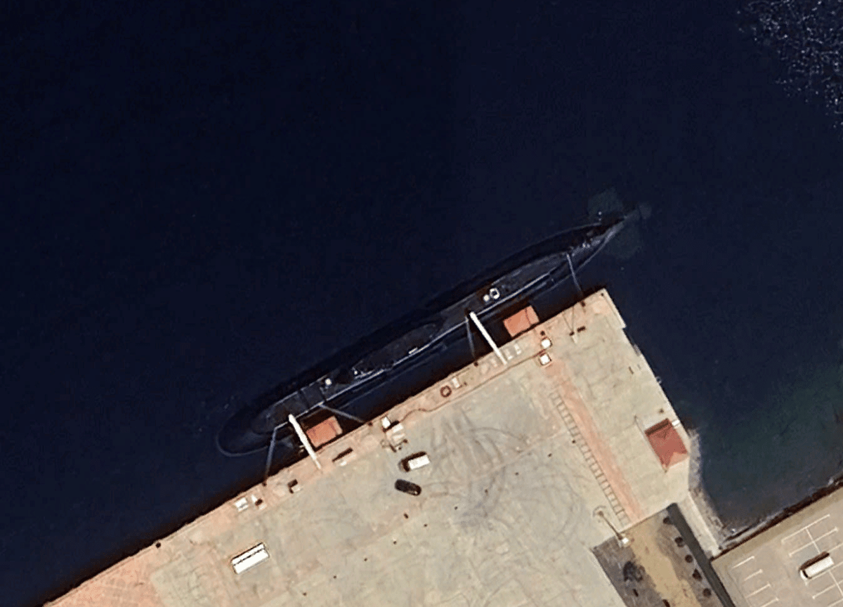 Китайская испытательная подводная лодка типа 032 в Сяопиндао. Обратите внимание на водомет, установленный на лодке в рамках капитального ремонта несколько лет назад в поддержку разработки подводных лодок типа 09IIIB и типа 09V. Фото:  Интернет