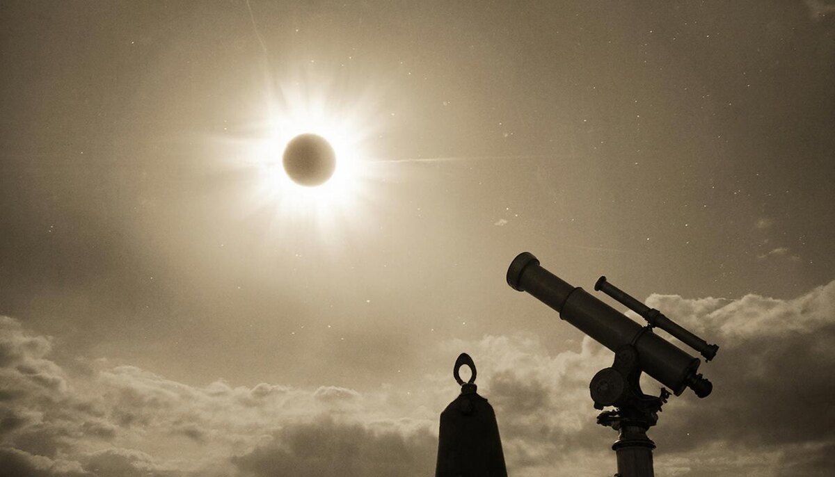 1919 год, остров Принсипи. Эддингтон сравнивает координаты звёзд и видит: свет отклонился ровно настолько, насколько предсказывал Эйнштейн. Пространство изгибается.