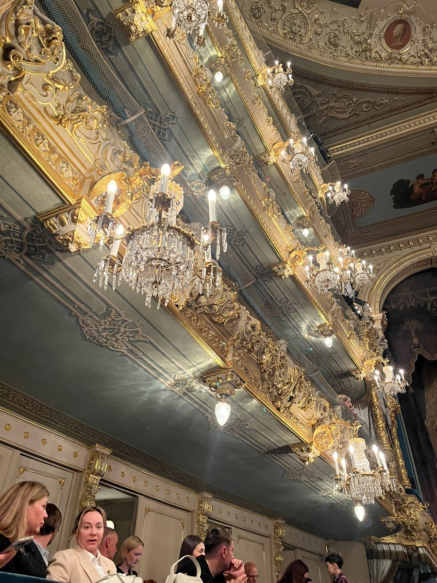 Золоченые ложи и люстры Мариинского театра