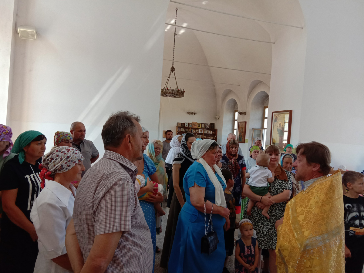 Глядя на фото, вспомнилась распространенная во времена моей молодости фраза: "Вас много, а я одна!!"  )