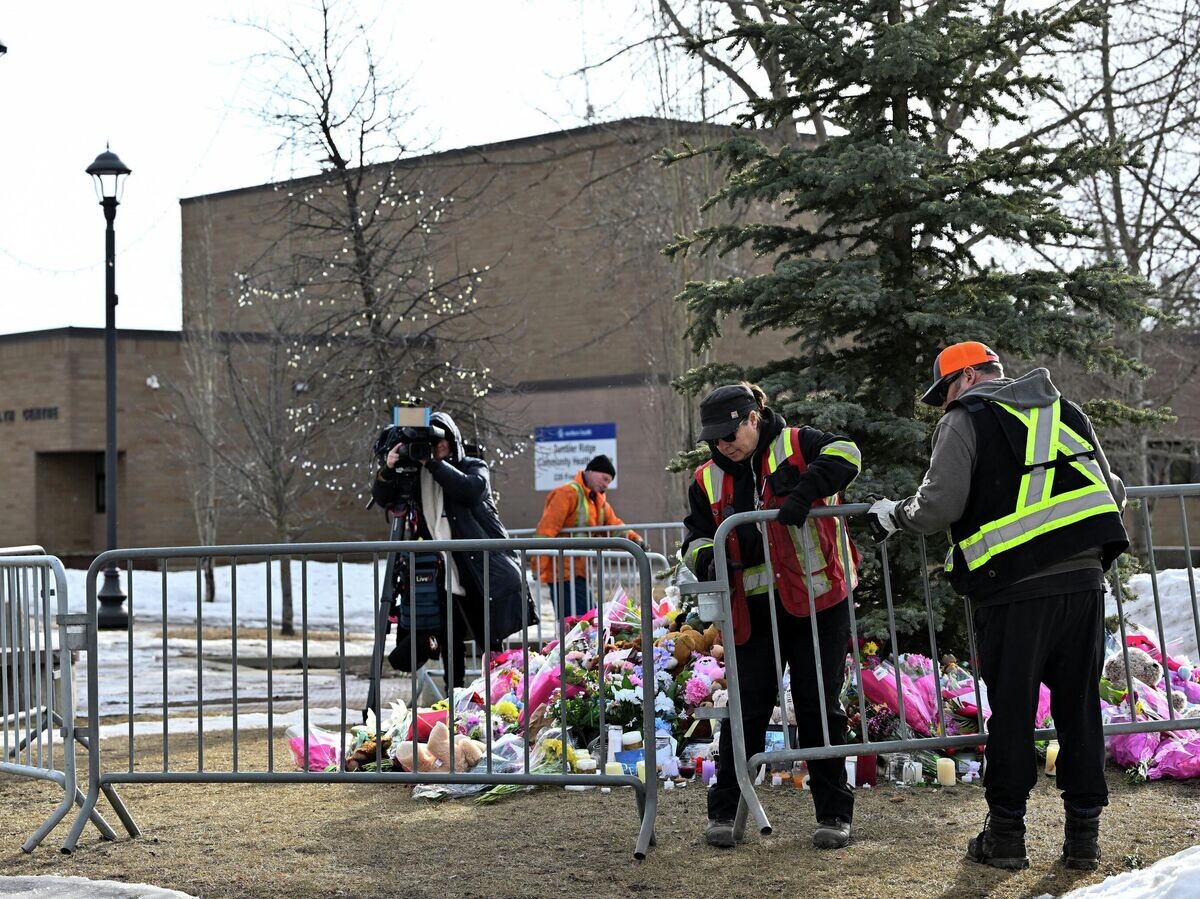    Импровизированный мемориал жертвам стрельбы в школе города Тамблер-Ридж | © REUTERS / Jennifer Gauthier