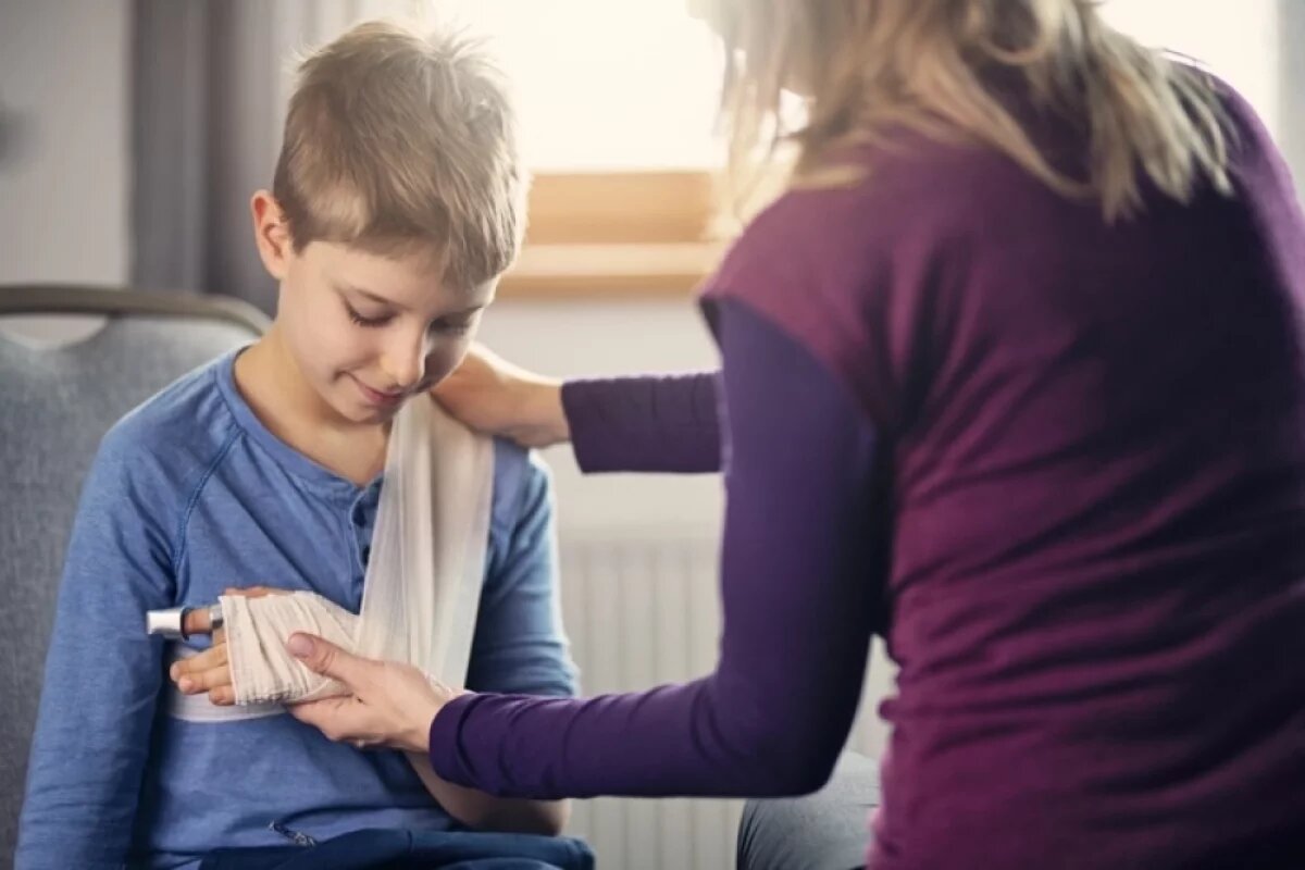    Если же ребёнку после перелома наложили на ногу или руку гипсовую повязку, следует наблюдать, как себя ведёт по­страдавшая конечность.