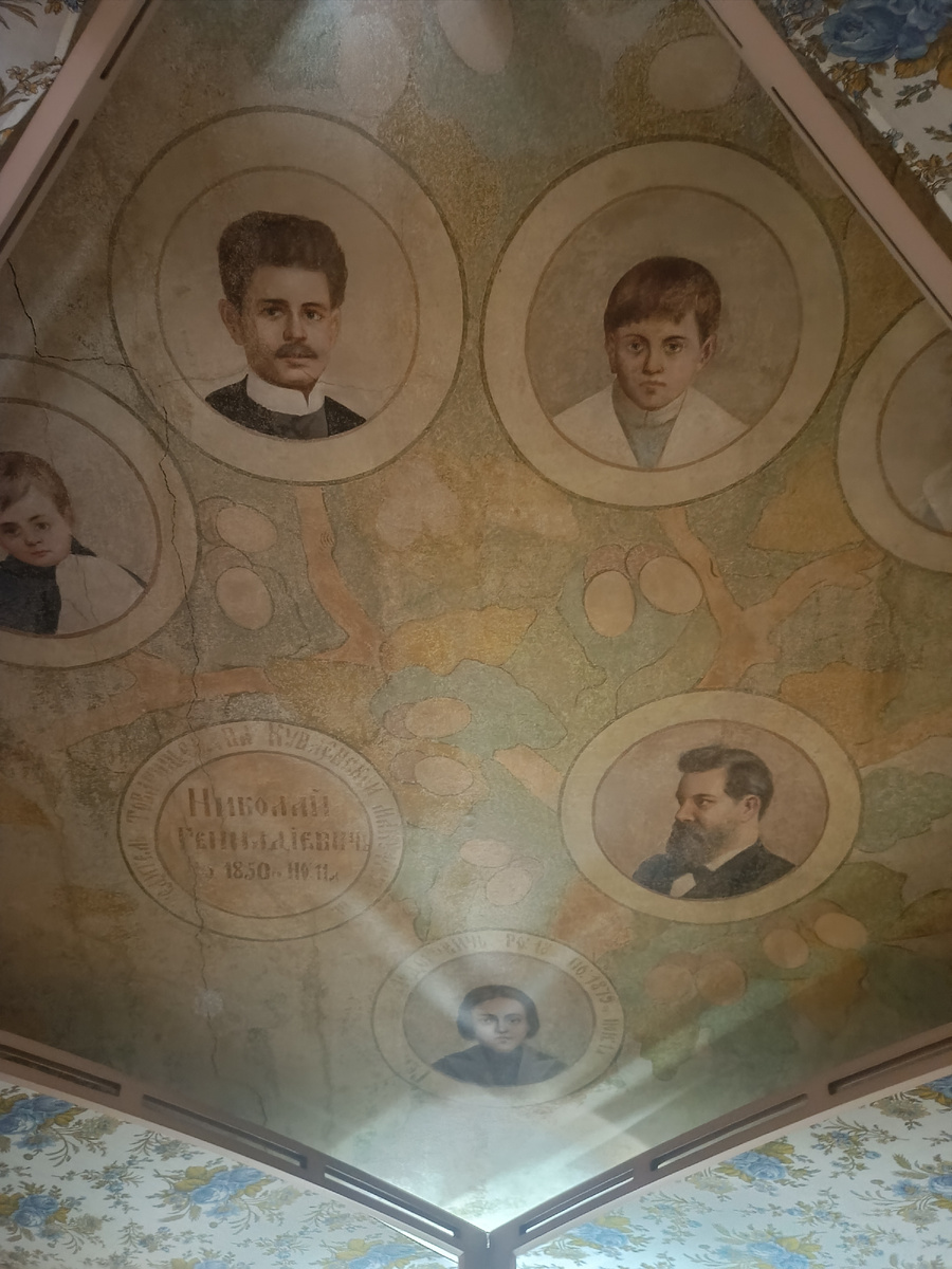 Родовое древо Бурылиных на потолке цокольного этажа.