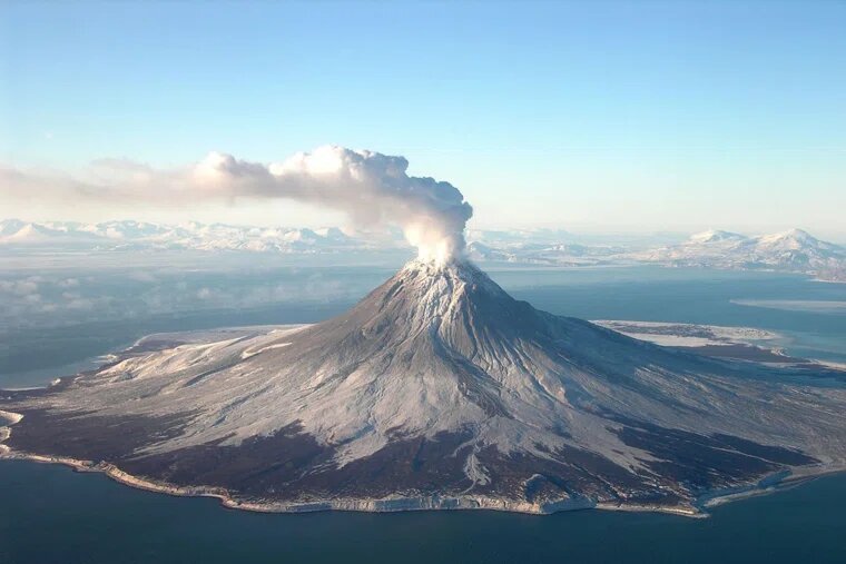 Образ сегодняшнего дня - вулкан. Источник фото: https://ura.news/news/1053039237