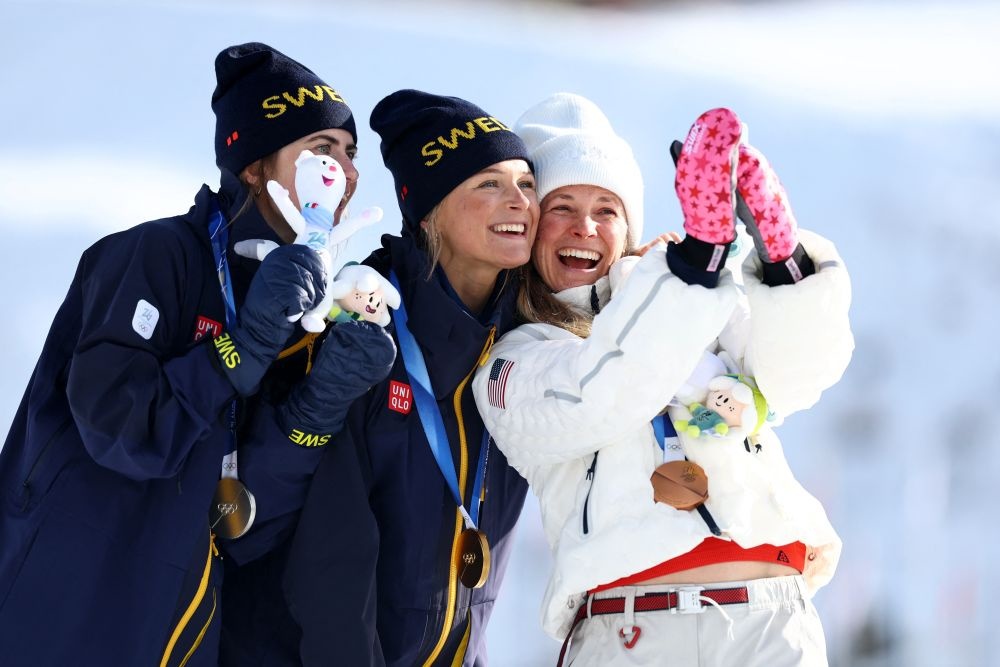    Золотая медалистка Фрида Карлссон из Швеции вместе с Эббой Андерссон и Джесси Диггинс. / Фото: REUTERS