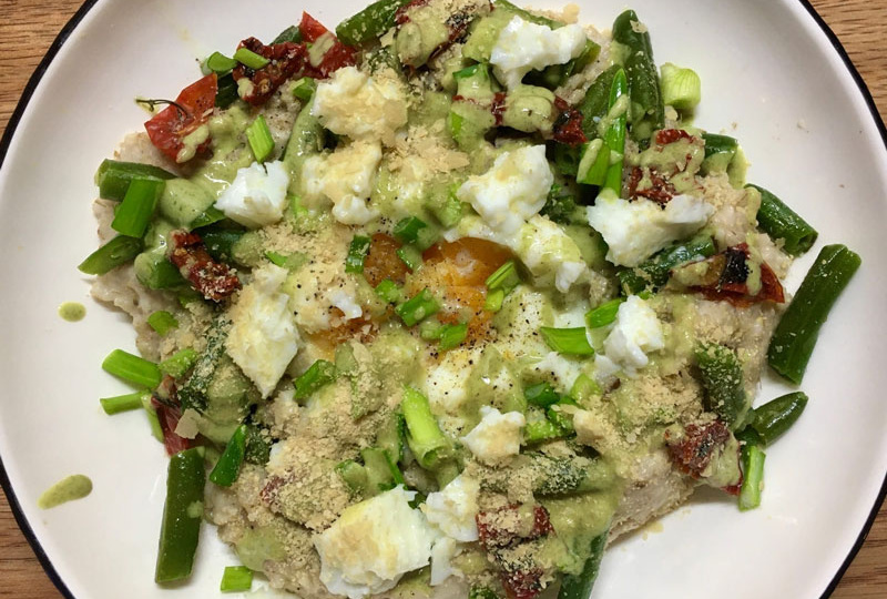 Пряная геркулесовая каша с яйцом и овощами