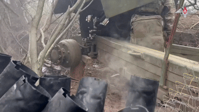    Десантники огнём из 152-мм гаубицы "Мста-Б" разнесли пункты управления и точки запуска БПЛА противника в районе Приморского. Видео: Минобороны России