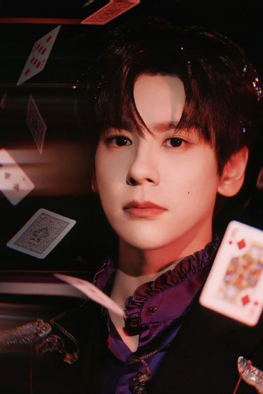 Актёр Вэй Чжэмин. Листайте галерею...