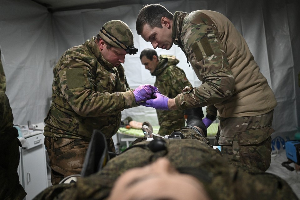    Медики на передовой - ценные кадры. Сколько жизней они спасли прямо в окопах и блиндажах - не сосчитать. Фото: Станислав КРАСИЛЬНИКОВ/РИА Новости