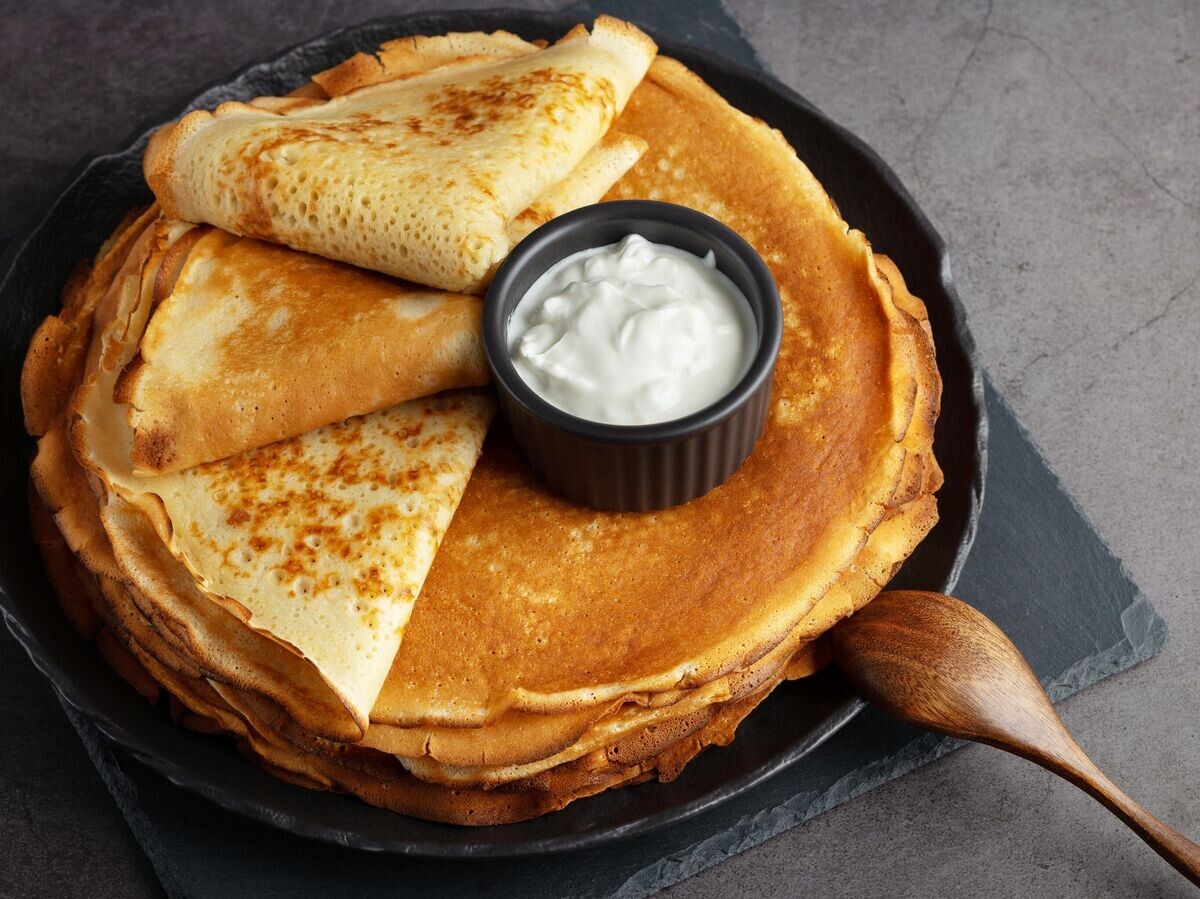    Блины со сметаной | © iStock.com / NataliPopova