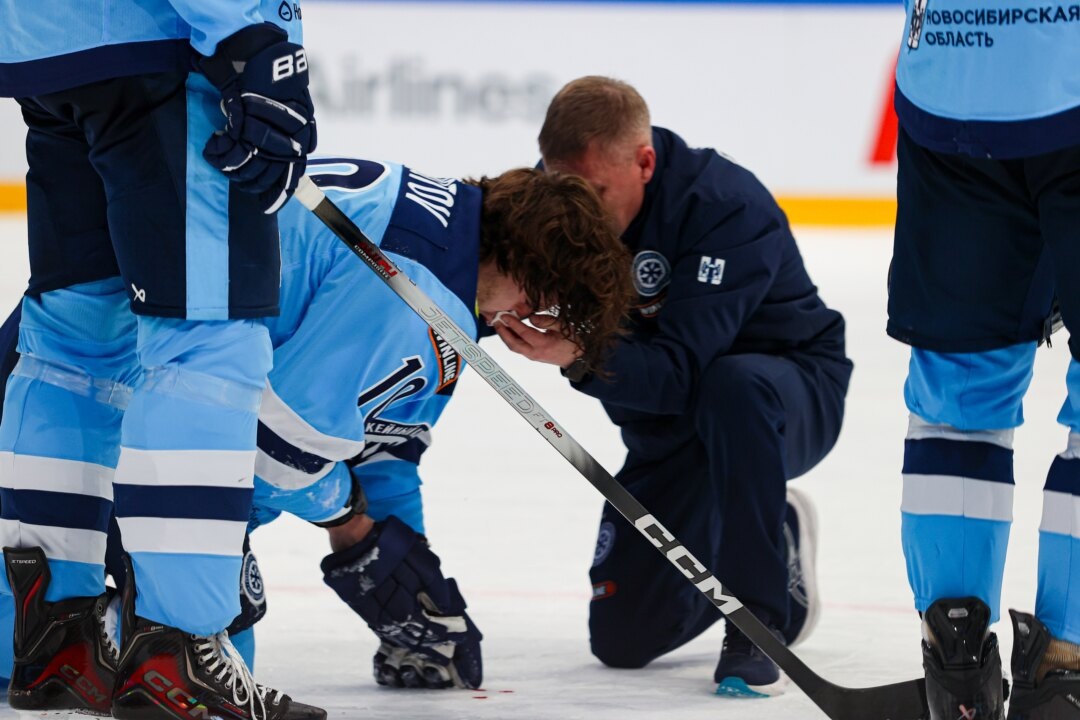    Нападающий новосибирцев Илья Федотов получил повреждение в матче против тольяттинской «Лады». Фото: официальный аккаунт ХК «Сибирь» в социальной сети «ВКонтакте»