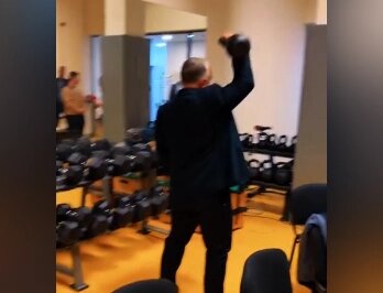    Орбан показал, как жал гирю в костюме перед предвыборным мероприятием Фото: кадр видео