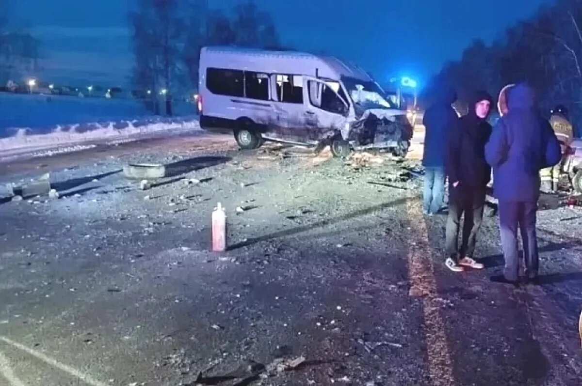    2 человека погибли в лобовом столкновении легковушки и автобуса в Башкирии