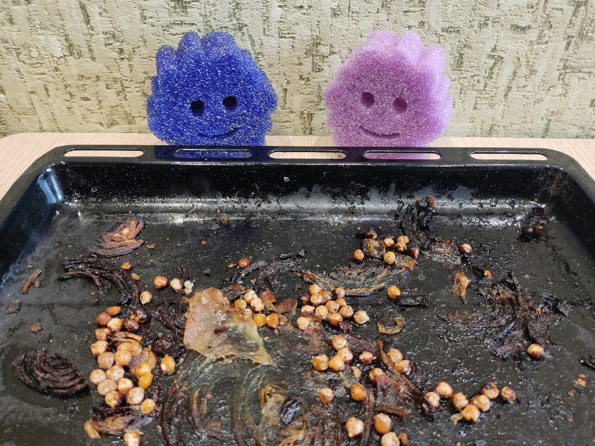 Губки абсолютно одинаковые по свойствам, просто разного цвета