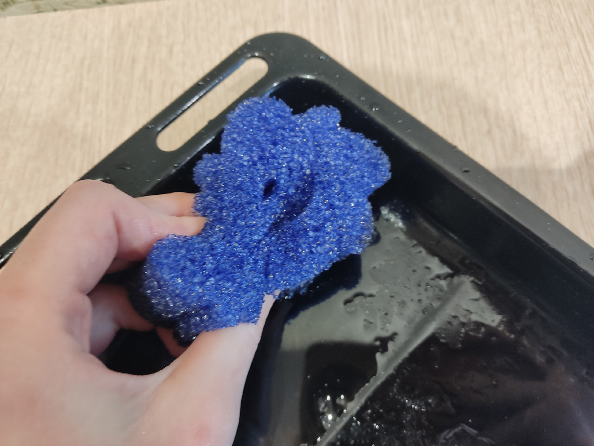 Чтобы отмыть труднодоступные места, можно размягчить губку теплой водой посильнее