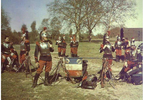 Это не Наполеоновская эпоха и даже не Франко-Прусская война. Так выглядели в начале Первой мировой французские кирасиры!