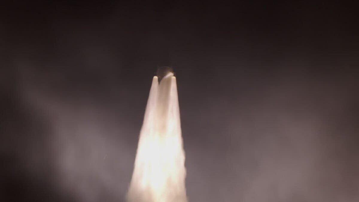    Огненный шлейф у основания одного из ускорителей ракеты Vulcan / © Adam Bernstein / Spaceflight Now