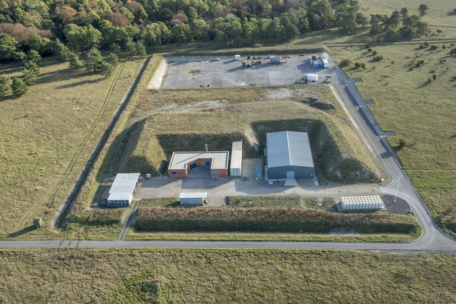 Склад-хранилище справа. Слева, скорее всего, цех утилизации 