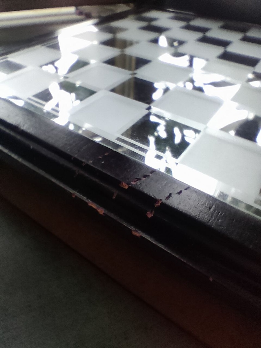 Здесь  по видимому поработал кот