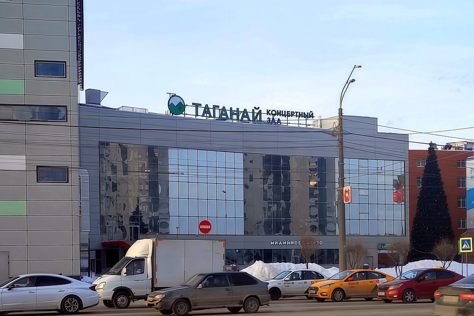    На фасаде здания на улице Труда - снова южноуральский бренд. ЧИТАТЕЛЬ "КП"