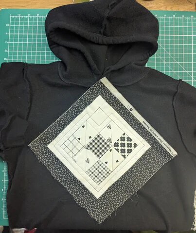 использовать кусок ткани большего размера, чем блок, чтобы создать внешнюю кайму,  простегать сердце и создать вторую кайму вокруг него