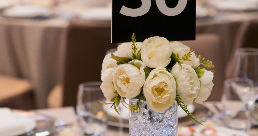 Как на 300 гостей оформить столы стильно, бюджетно и без лишних преград