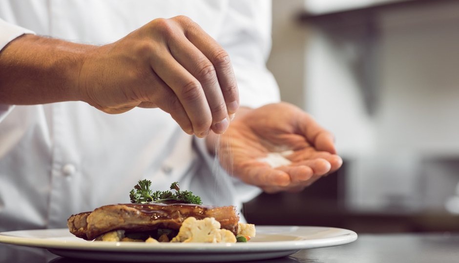 Как правильно солить еду: важные советы